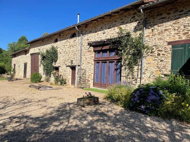 Villa in Chalus, Nouvelle-Aquitaine, France 1 - 18262478