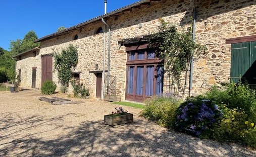 Villa in Chalus, Nouvelle-Aquitaine, France 1
