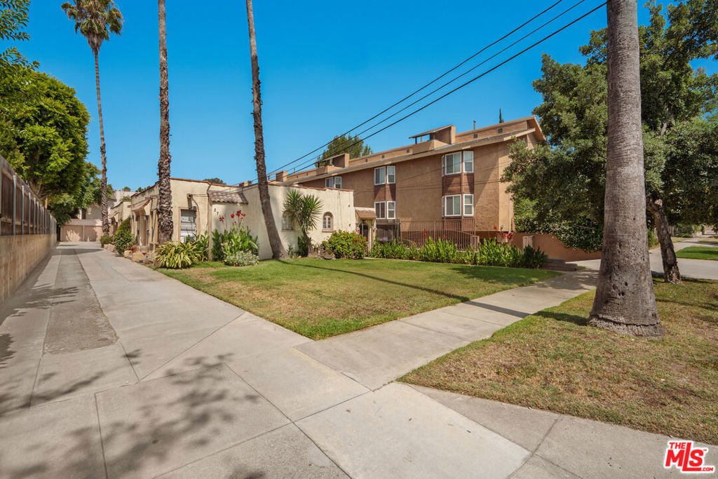 Altadena, California, United States 3 - 18263701