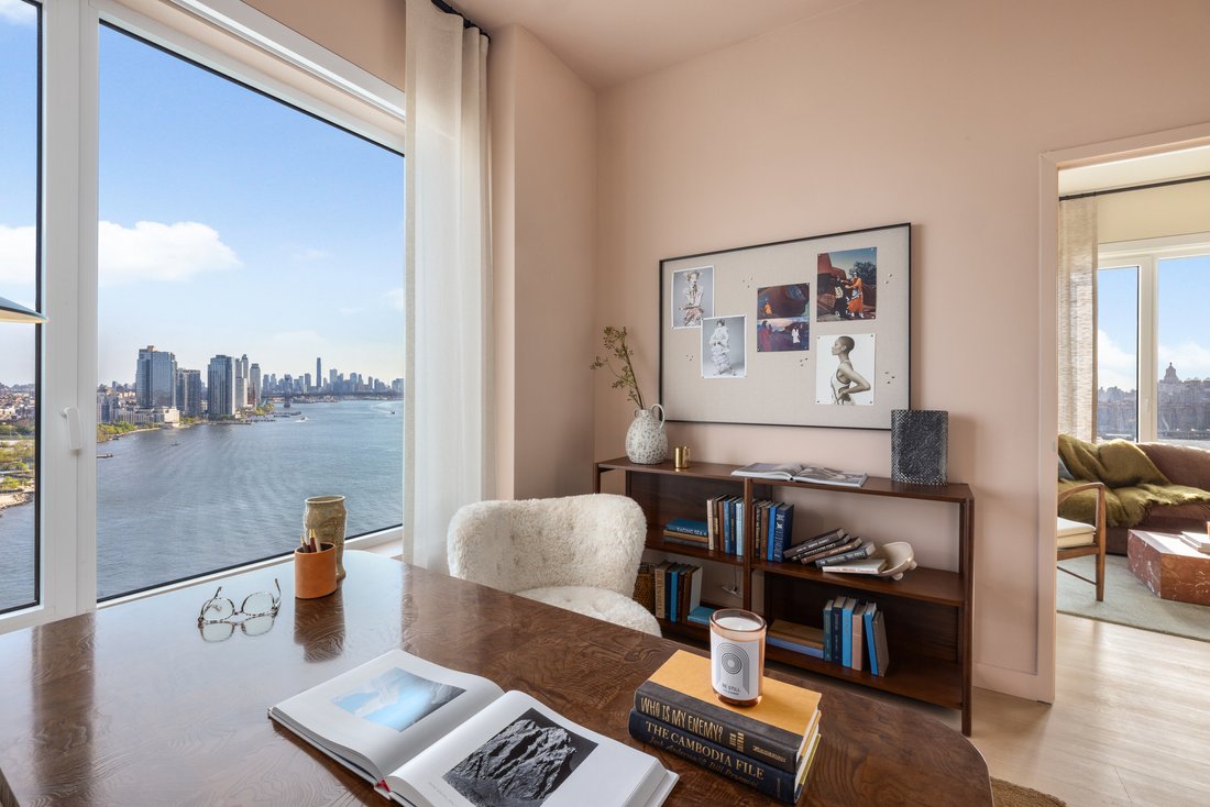 New York, New York, United States 4 - 18261788