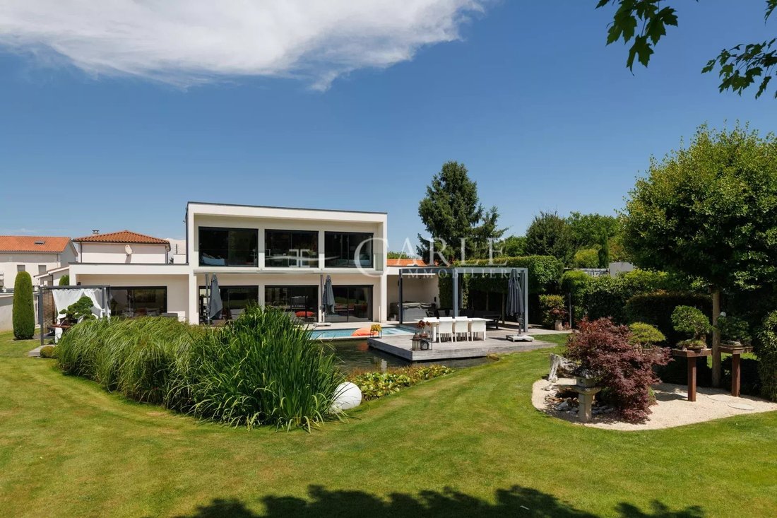 Villa in Mi Plaine-Manissieux-Village, Saint-Priest, France 1 - 18261935