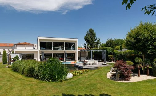 Villa in Mi Plaine-Manissieux-Village, Saint-Priest, France 1