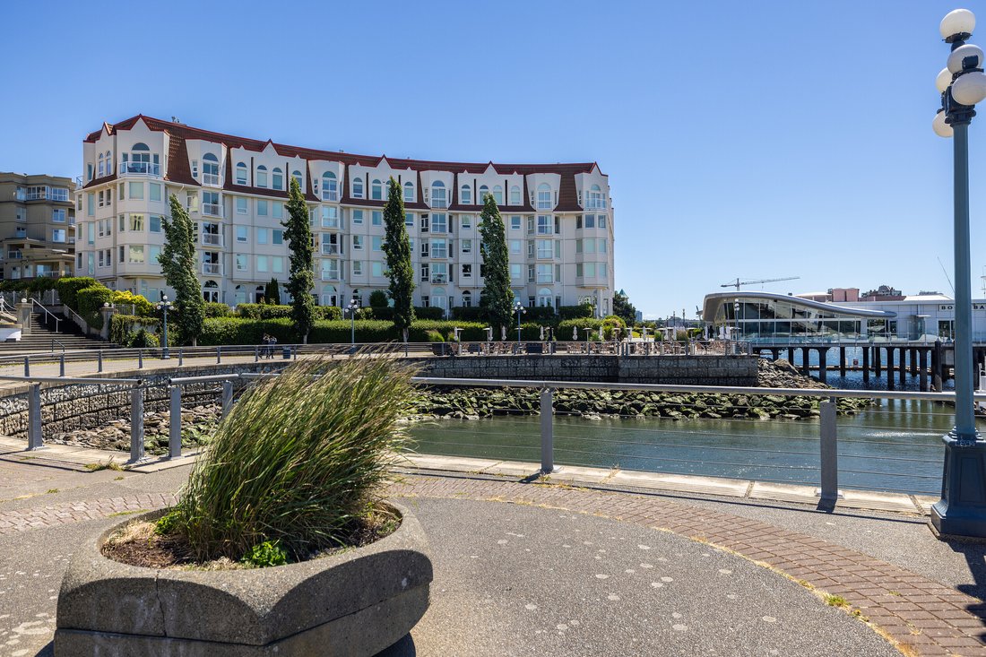 Condo in Victoria, British Columbia, Canada 1 - 18262394