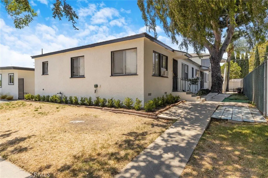 Burbank, California, United States 2 - 18260624