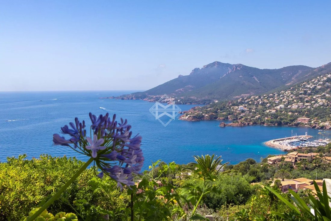 Estate in Théoule-sur-Mer, Provence-Alpes-Côte d'Azur, France 1 - 14713259