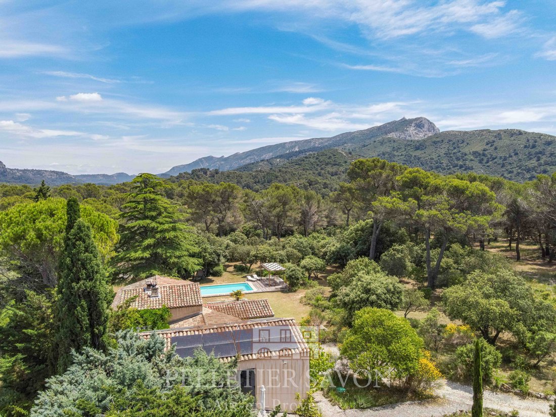 Estate in Saint-Marc-Jaumegarde, Provence-Alpes-Côte d'Azur, France 1 - 18261241
