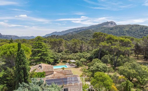 Estate in Saint-Marc-Jaumegarde, Provence-Alpes-Côte d'Azur, France 1