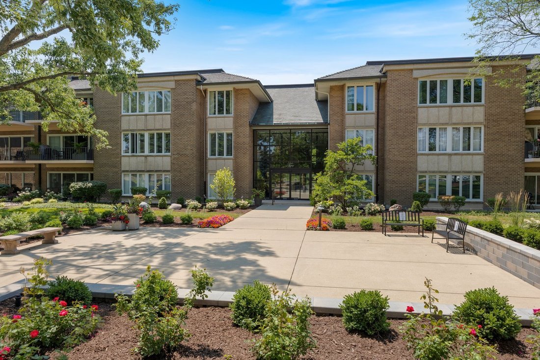 Condo in Oak Brook, Illinois, United States 2 - 18264879