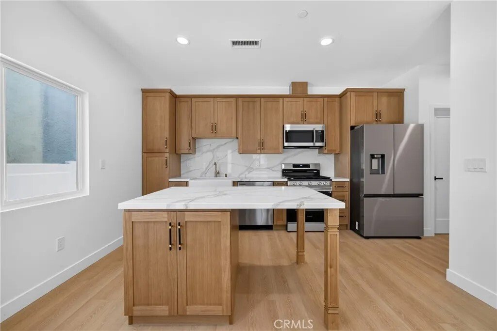 Los Angeles, California, United States 4 - 18264845