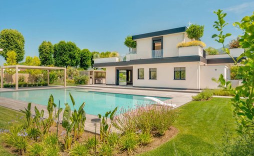 Villa in Pietrasanta, Tuscany, Italy 1