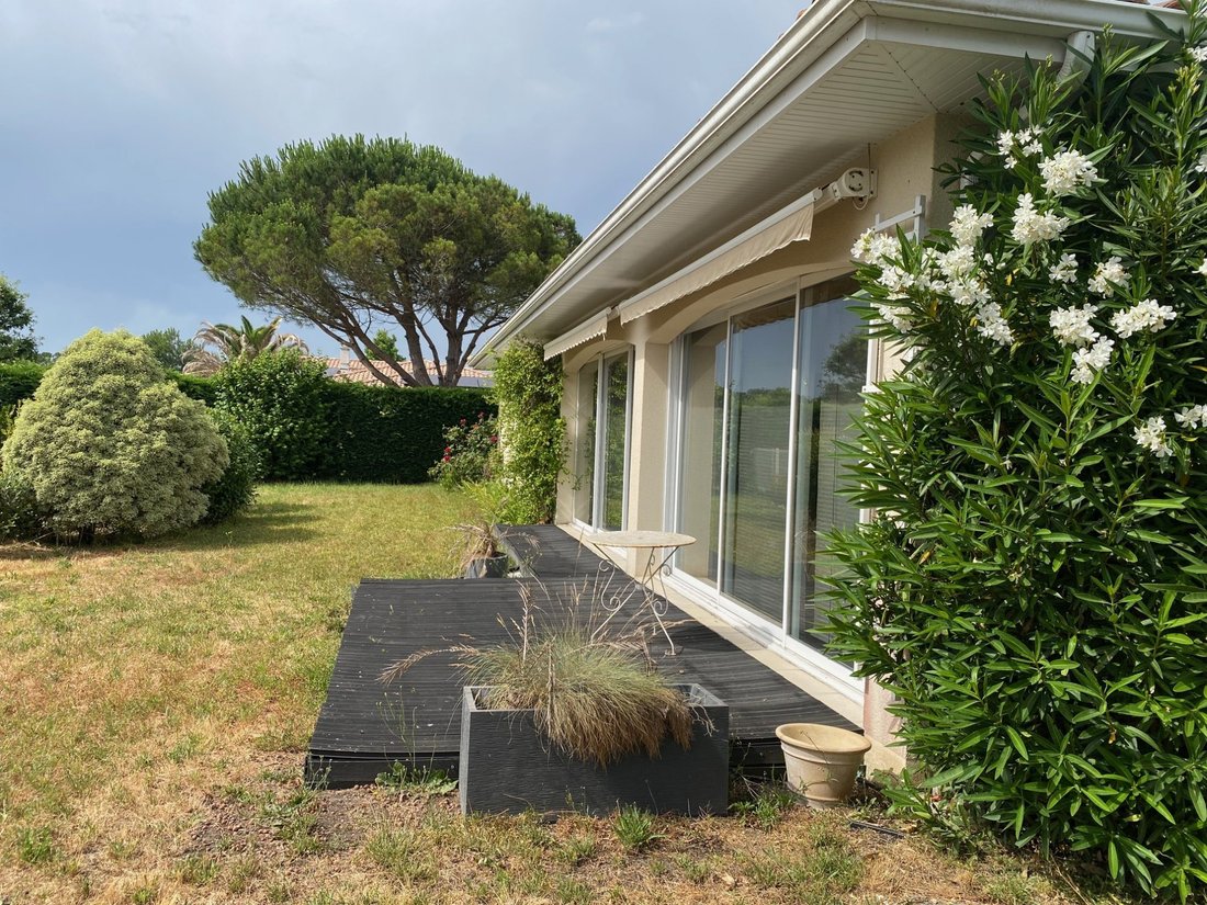Villa in Ares, Nouvelle-Aquitaine, France 1 - 16834221