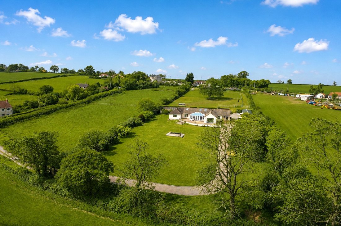 Bungalow in Pedwell, England 1 - 17701584