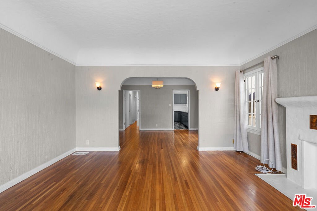 Los Angeles, California, United States 4 - 18268413