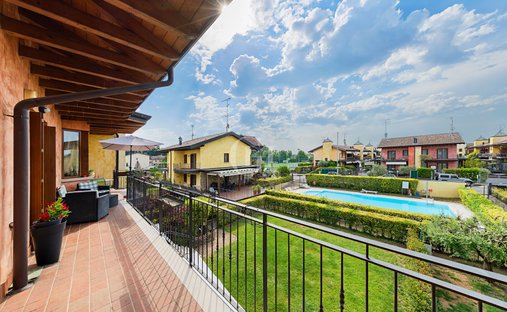 Apartment in Castel Venzago, Lonato del Garda, Lombardy 1