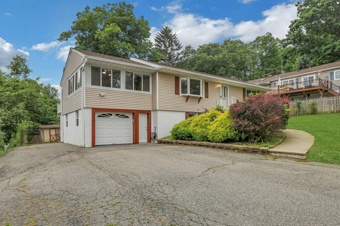 West Milford, New Jersey, United States 1 - 18268791
