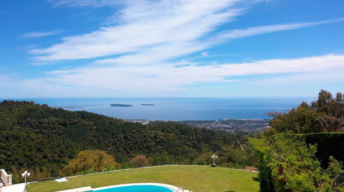 Villa in Les Adrets-de-l'Estérel, Provence-Alpes-Côte d'Azur, France 1 - 18268949