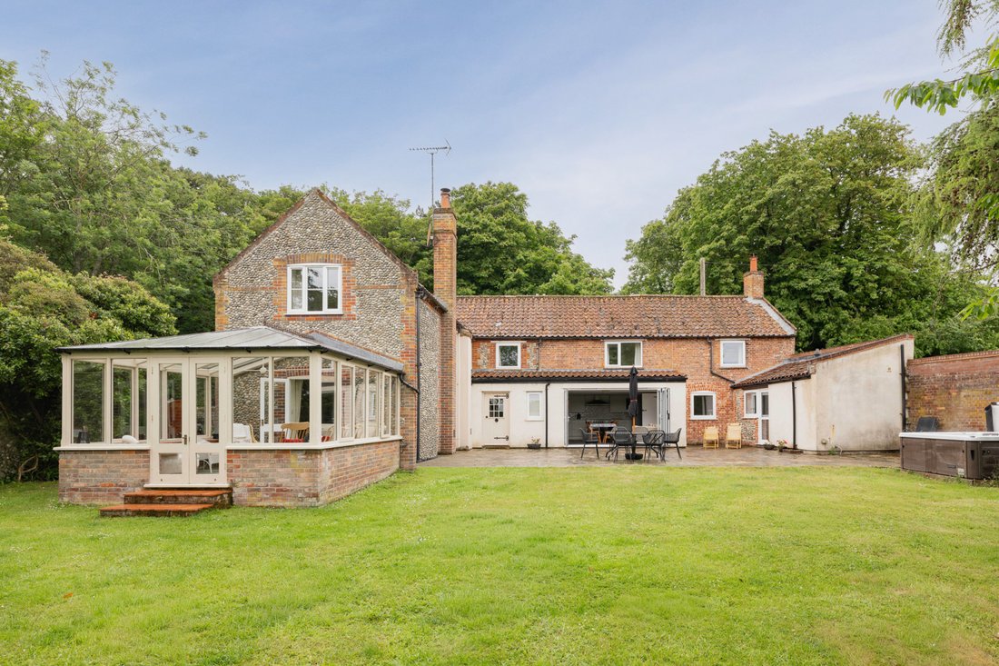 House in Wiveton, England 2 - 18269193