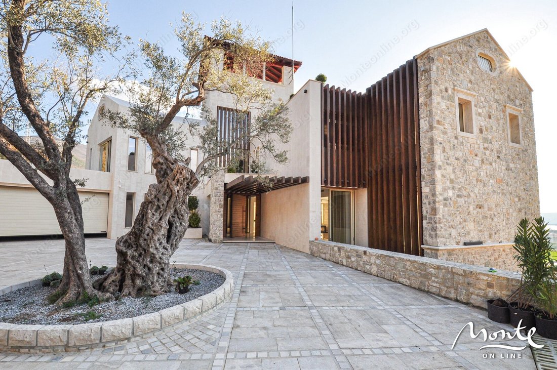 Villa in Donja Lastva, Tivat Municipality, Montenegro 2 - 18269262