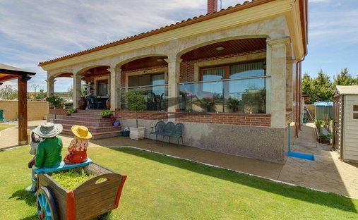 Chalet in Villamayor, Castile and Leon, Spain 1