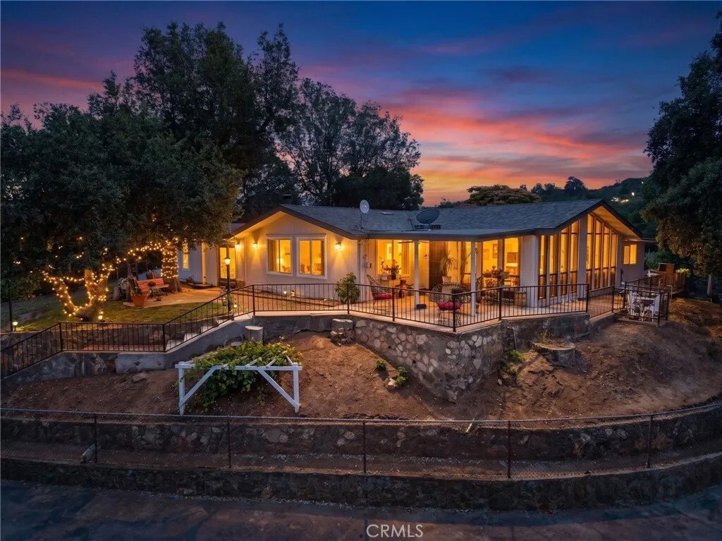 Escondido, California, United States 1 - 18271332
