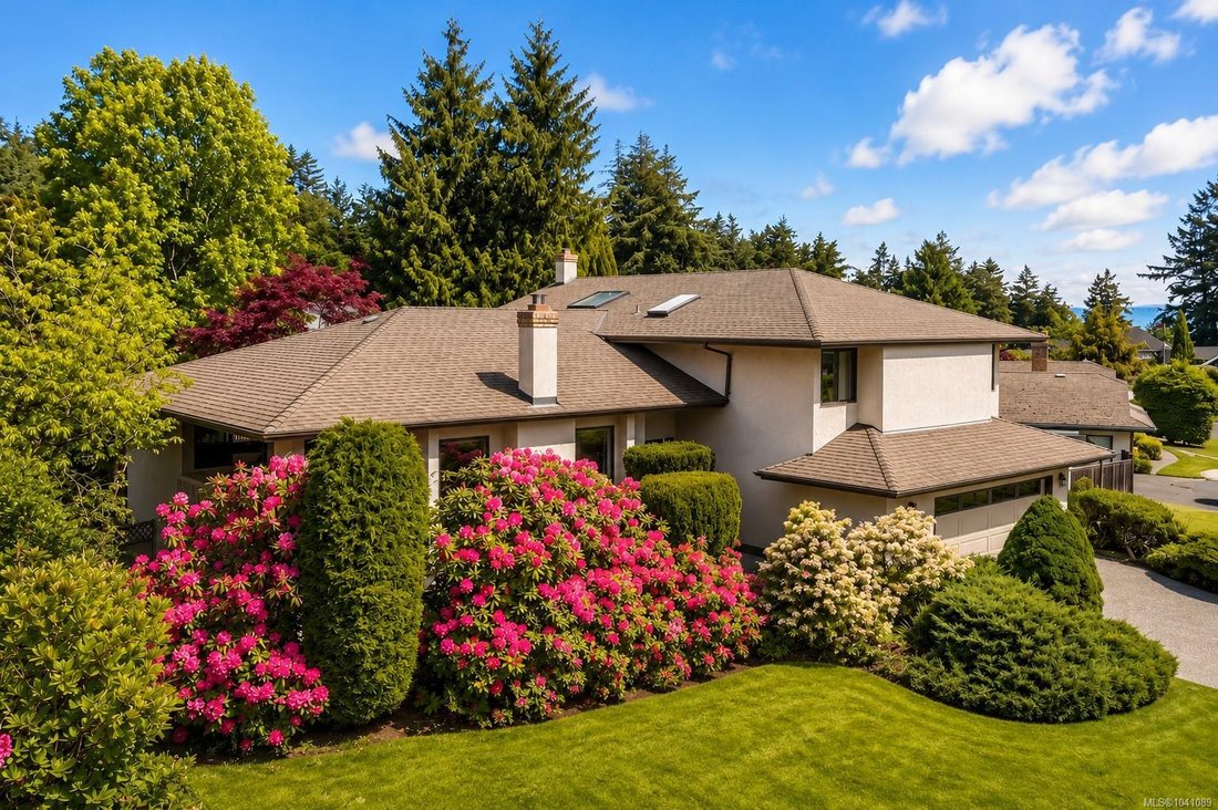 House in Saanich, British Columbia, Canada 2 - 18276572