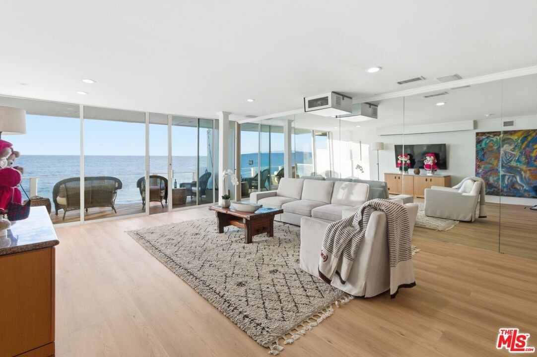 Malibu, California, United States 1 - 18271771