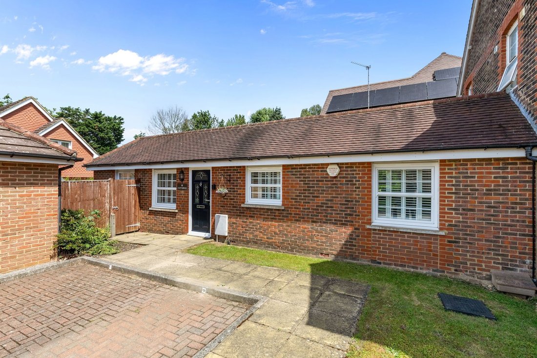 Bungalow in Oakhill, Horsham, England 1 - 18271641