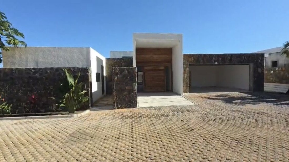 Villa in Grand Baie, Rivière du Rempart District, Mauritius 1 - 15906142