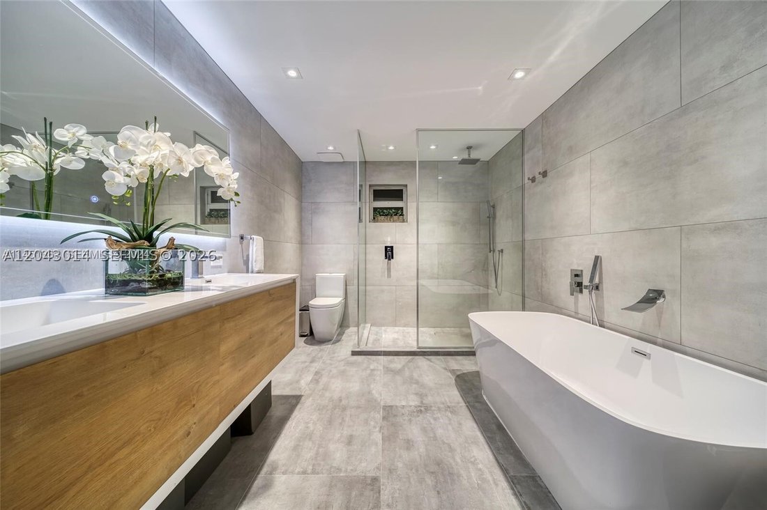 House in Miami, Florida, United States 5 - 18270371