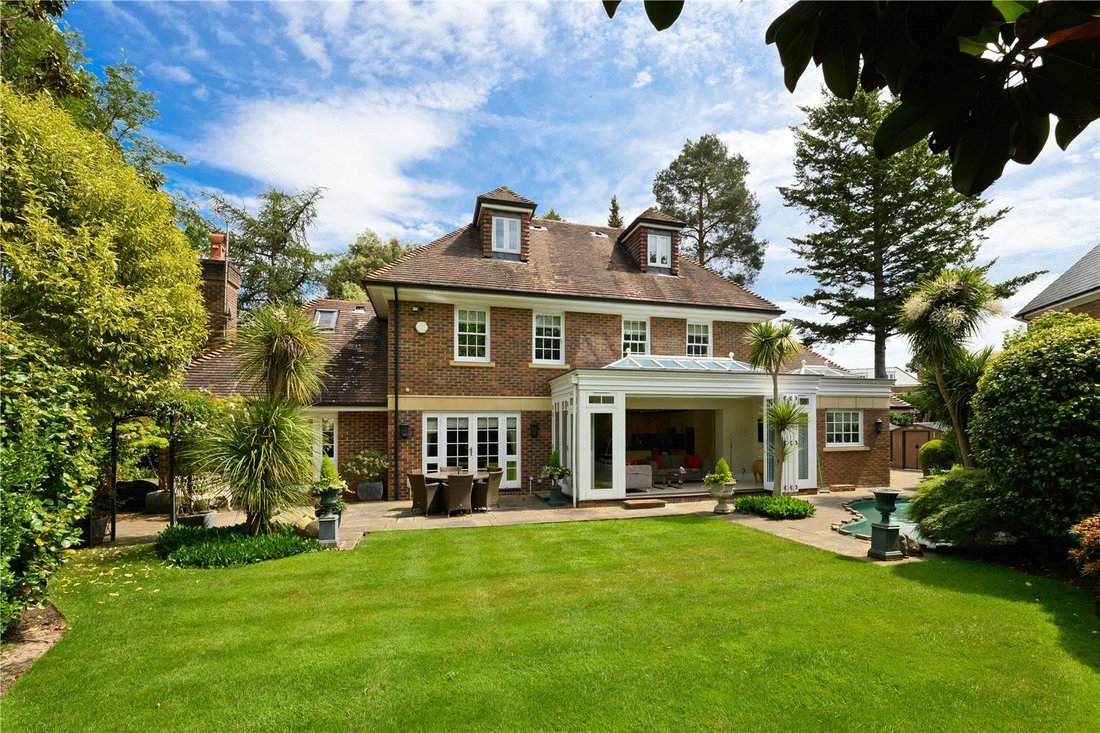 House in Elmbridge, England 2 - 18270250