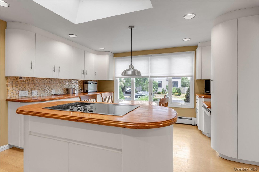 House in Bellmore, New York, United States 5 - 18271745