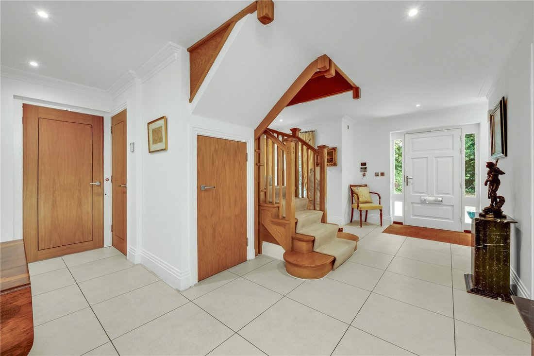 House in Elmbridge, England 4 - 18270250