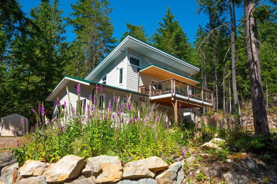 House in Bowen Island, British Columbia, Canada 2 - 18256721