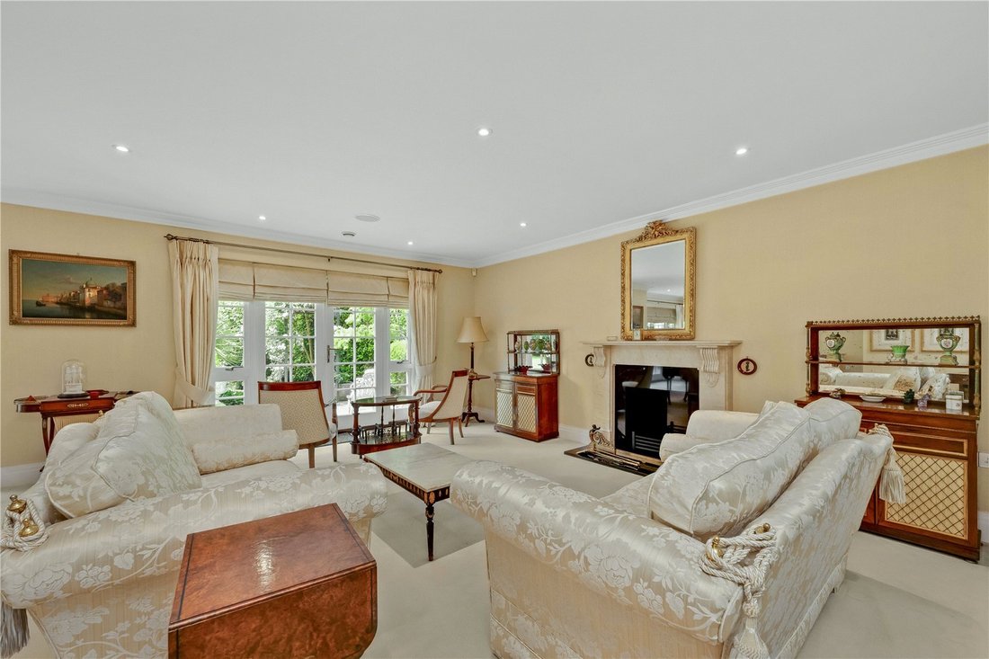 House in Elmbridge, England 3 - 18270250