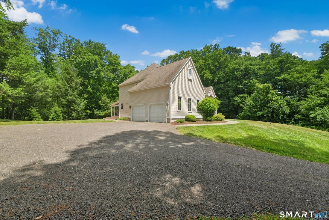 House in Newtown, Connecticut, United States 2 - 18269236