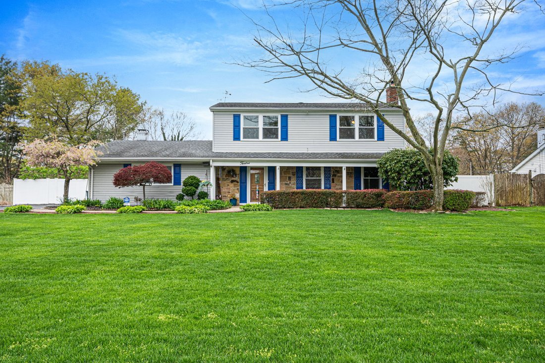 House in Coram, New York, United States 1 - 18275391