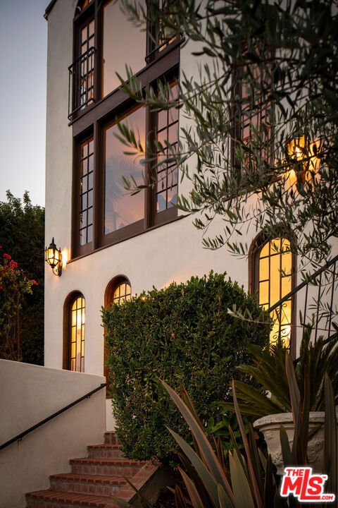 Los Angeles, California, United States 3 - 18271408