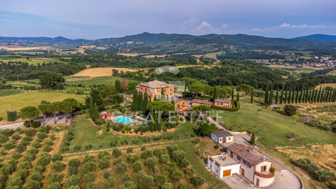 Estate in Castiglione del Lago, Umbria, Italy 3 - 16005366