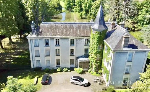 Castello a Sury-le-Comtal, Auvergne-Rodano-Alpi, Francia 1