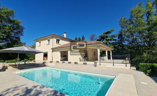 Estate in Poleymieux-au-Mont-d'Or, Auvergne-Rhône-Alpes, France 1