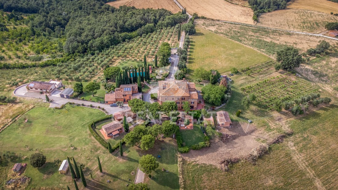 Estate in Castiglione del Lago, Umbria, Italy 4 - 16005366