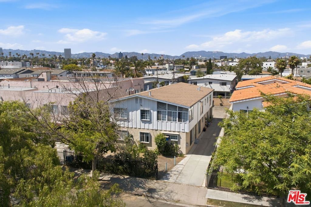 Los Angeles, California, United States 2 - 18273844