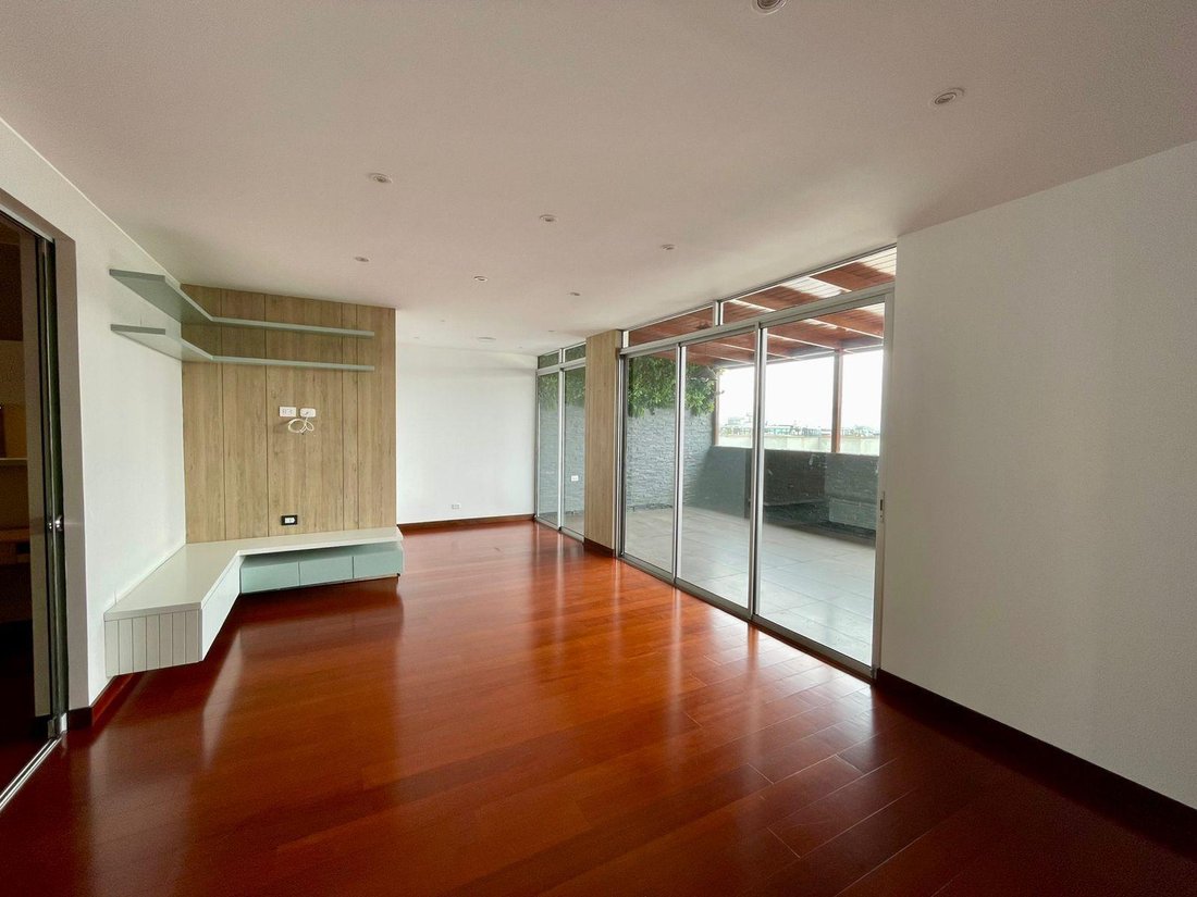 Apartment in Lima, Belarus 1 - 18272725