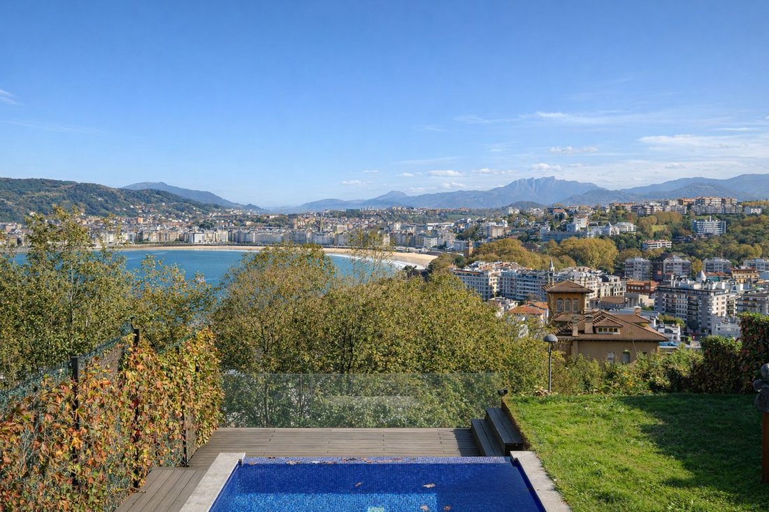 Townhouse in Mendebaldea, Donostia-San Sebastian, Spain 2 - 16571097