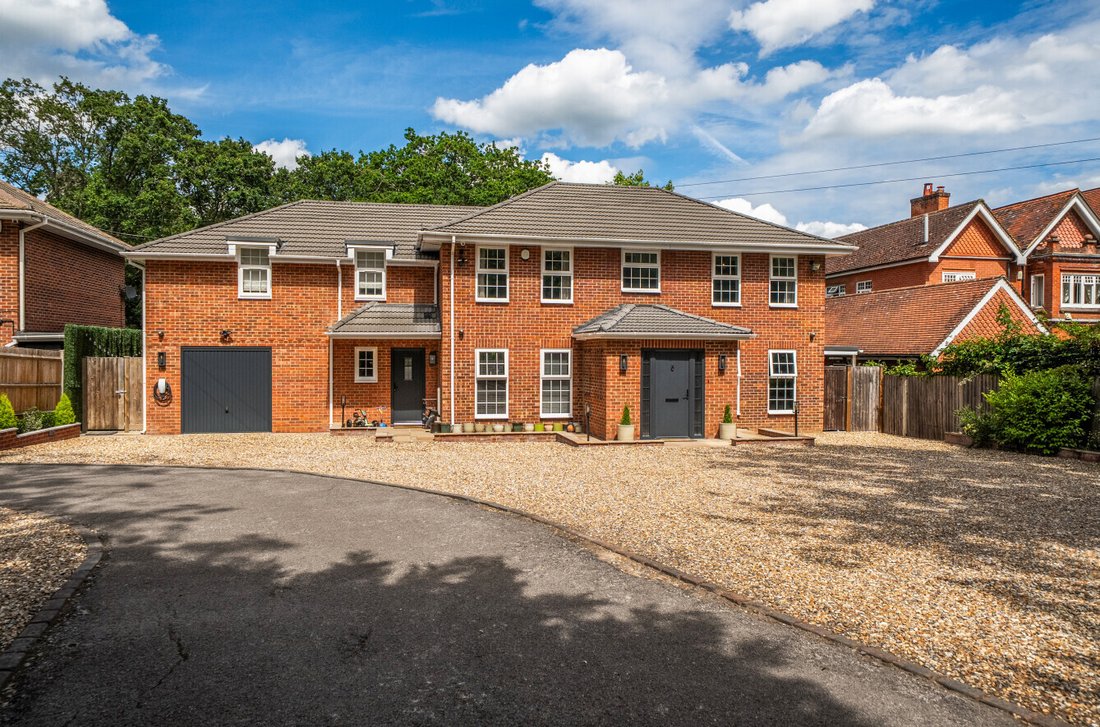 Country House in Lightwater, Windlesham, England 1 - 18273193