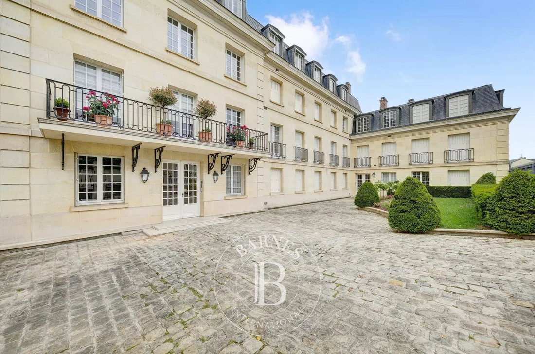 Apartment in Notre Dame, Versailles, France 1 - 18271829