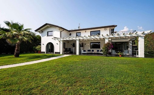Villa in Pietrasanta, Tuscany, Italy 1