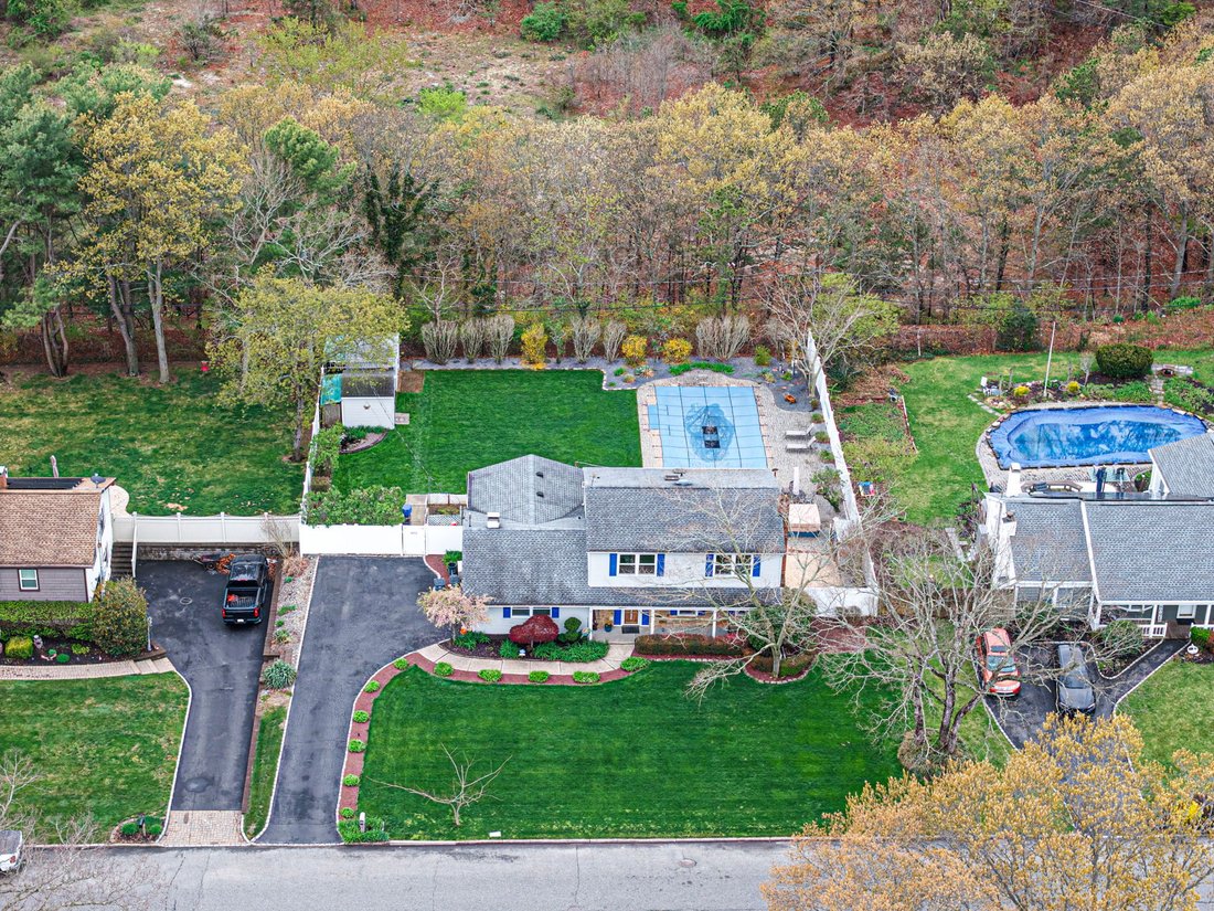 House in Coram, New York, United States 3 - 18275391