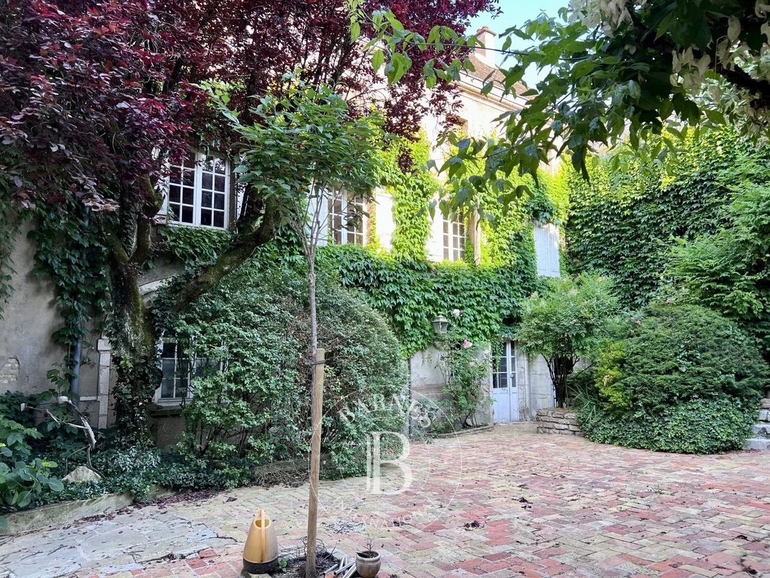 Estate in Chalon-sur-Saone, Bourgogne – Franche-Comté, France 1 - 18272084