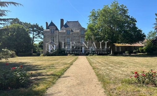 Estate in Le Loroux-Bottereau, Pays de la Loire, France 1